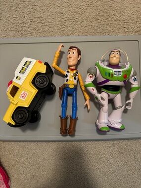 Toy Story- Woody & Buzz Action Figures + Pizza Planet truck